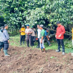 Kapolsek Cikupa AKP Johan Armando Utan, Terjun Langsung Dampingi Penggarapan Lahan Tanam Jagung di Desa Pasir Jaya Kapolsek Cikupa AKP Johan Armando Utan, Terjun Langsung Dampingi Penggarapan Lahan Tanam Jagung di Desa Pasir Jaya