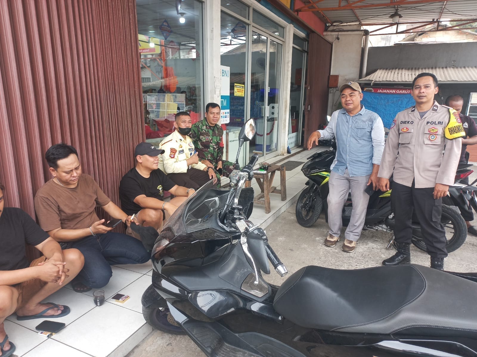 Polisi Peduli Pengangguran, Bhabinkamtibmas Desa Pasir Gadung Beri Motivasi dan Dorongan Positif kepada Warga
