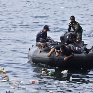 Bakti Sosial Satgas Trisila-25: TNI AL dan Masyarakat Bersatu Bersihkan Pantai Pandara Kananga Ternate Bakti Sosial Satgas Trisila-25: TNI AL dan Masyarakat Bersatu Bersihkan Pantai Pandara Kananga Ternate
