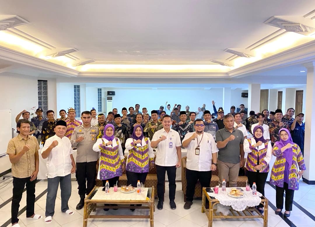 Bhabinkamtibmas Kelurahan Sukamulya Hadiri Pembekalan RW dan RT di Carita Pandeglang
