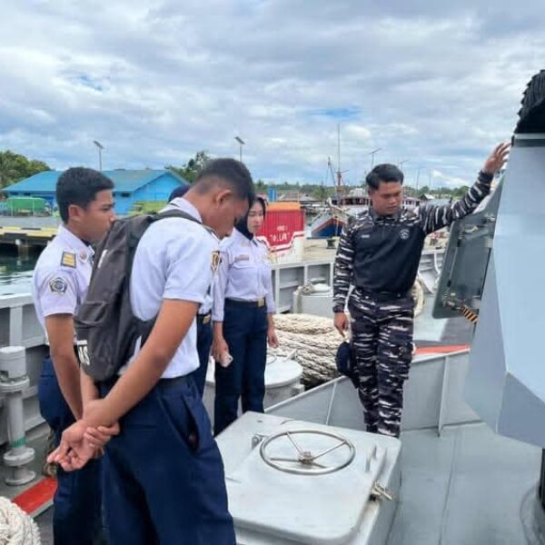 Guskamla Komando Armada III Dorong Edukasi Maritim Di Pulau Obi Melalui KRI Tatihu- 853