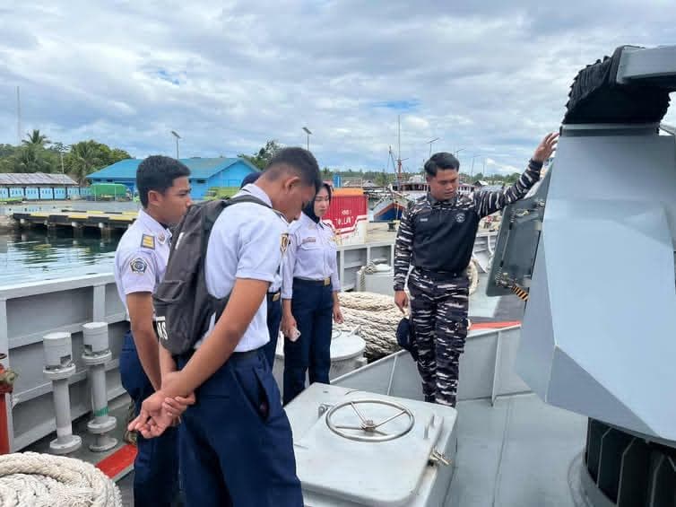 Guskamla Komando Armada III Dorong Edukasi Maritim Di Pulau Obi Melalui KRI Tatihu- 853