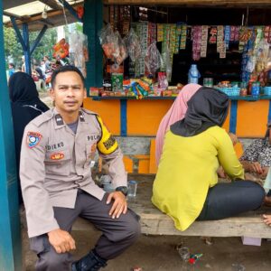 Bhabinkamtibmas Desa Pasir Gadung Sambangi Warung Binaan, Pererat Silaturahmi dan Edukasi Kamtibmas Bhabinkamtibmas Desa Pasir Gadung Sambangi Warung Binaan, Pererat Silaturahmi dan Edukasi Kamtibmas