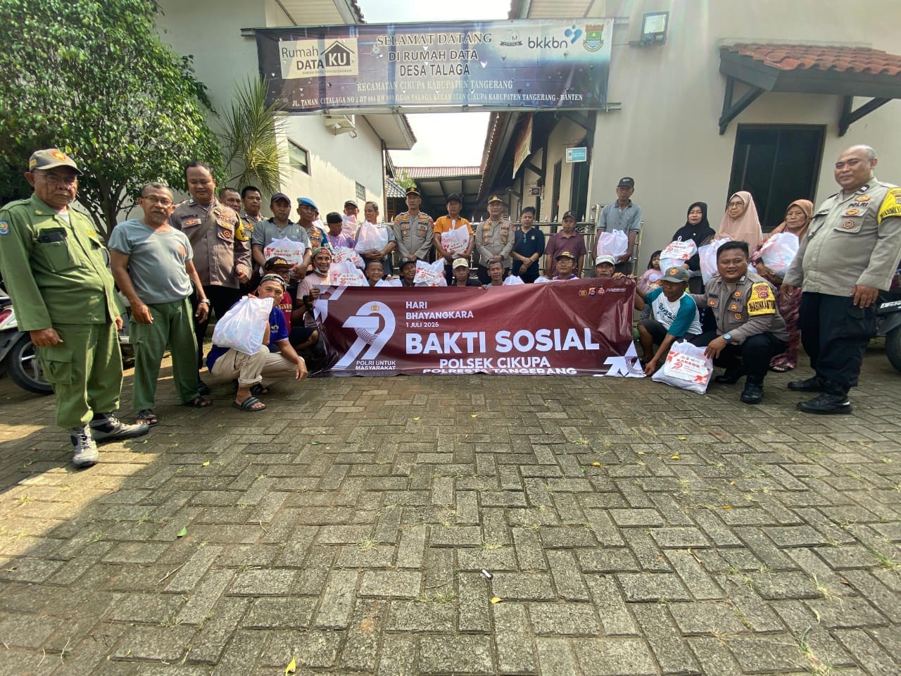 Polsek Cikupa Gelar Bhakti Sosial di Desa Talaga, Bagikan 70 Paket Sembako untuk Warga Kurang Mampu