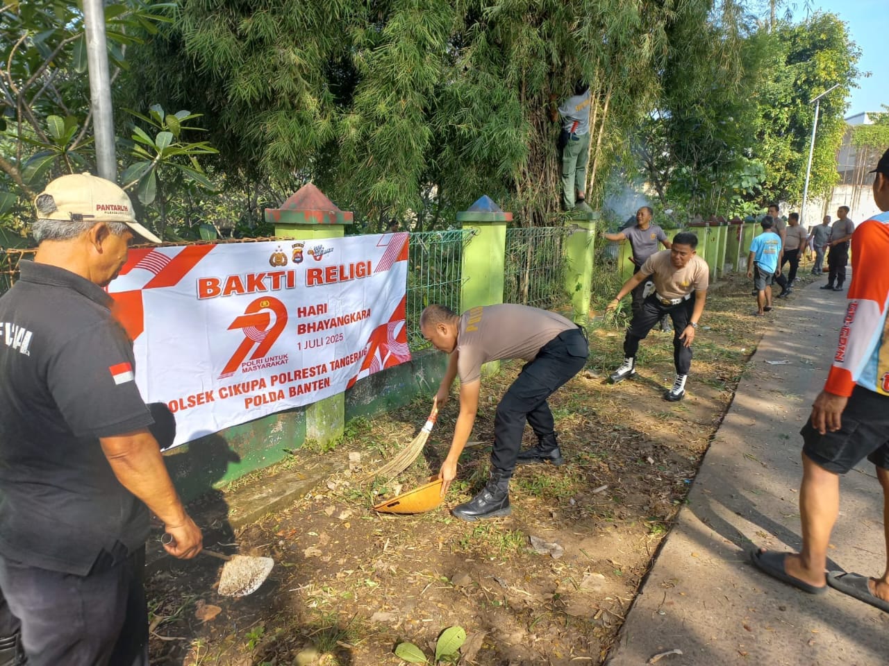 Polsek Cikupa Gelar Bhakti Religi di TPU Talaga Mester Sambut HUT Bhayangkara ke-79