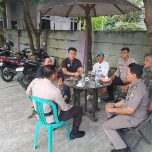 Pererat Sinergi, Bhabinkamtibmas Kelurahan Sukamulya Sambang Ketua RW dan Sampaikan Pesan Kamtibmas Pererat Sinergi, Bhabinkamtibmas Kelurahan Sukamulya Sambang Ketua RW dan Sampaikan Pesan Kamtibmas