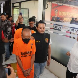 Satreskrim Polres Tuban Tangkap Dua Anggota Aktif Grup "Gay Tuban" di Facebook Satreskrim Polres Tuban Tangkap Dua Anggota Aktif Grup “Gay Tuban” di Facebook