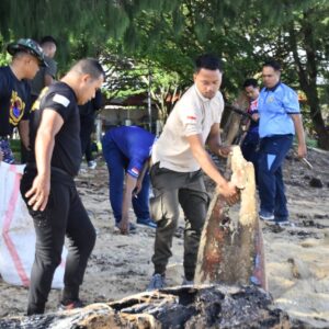 Pantai Eks Lokasi Sail Indonesia Dipenuhi Sampah, Satgas Trisila-25 Gelar Karya Bakti Bersama Masyarakat Pantai Eks Lokasi Sail Indonesia Dipenuhi Sampah, Satgas Trisila-25 Gelar Karya Bakti Bersama Masyarakat