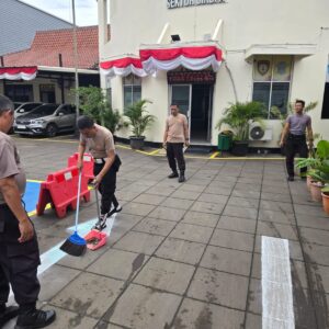 Personil Polsek Cikupa Laksanakan Kerja Bakti, Dipimpin Langsung Kapolsek AKP Johan Armando Utan Personil Polsek Cikupa Laksanakan Kerja Bakti, Dipimpin Langsung Kapolsek AKP Johan Armando Utan