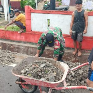 Aksi Nyata Babinsa di Tengah Bencana, Ajak Warga Bersihkan Selokan dan Perbaiki Makam Aksi Nyata Babinsa di Tengah Bencana, Ajak Warga Bersihkan Selokan dan Perbaiki Makam