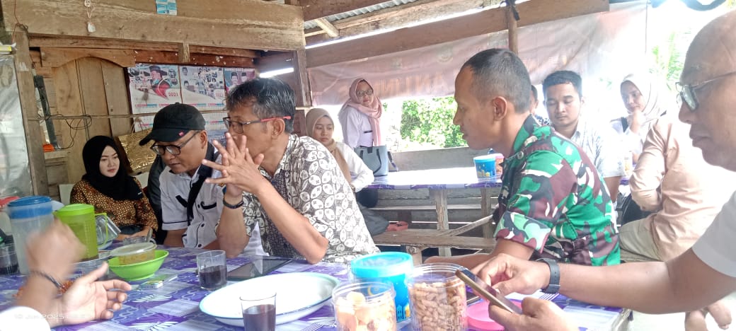 Menjelang masa pindah Tugas di tempat yang baru, inilah bukti Kebersamaan Serda Junaidi sebagai Babinsa Resang Bersama Warga Masyarakat Binaan bya.