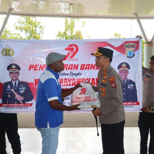 HUT Bhayangkara ke 79, Polresta Sorong Kota dan Bhayangkari beri Bansos dan Anjangsana