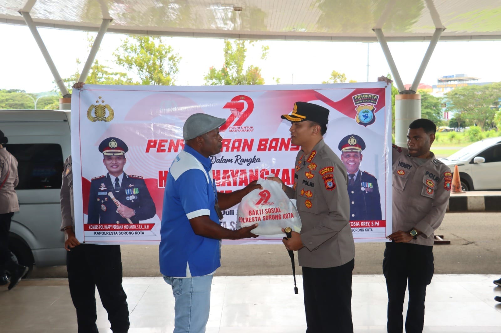 HUT Bhayangkara ke 79, Polresta Sorong Kota dan Bhayangkari beri Bansos dan Anjangsana