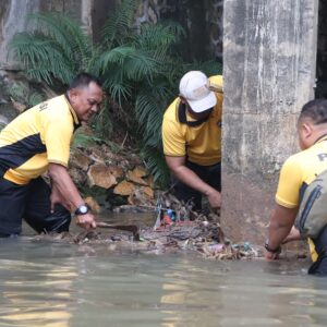 Polres Tuban Wujudkan "Polri Untuk Masyarakat" Lewat Aksi Bersih-Bersih Sungai Polres Tuban Wujudkan “Polri Untuk Masyarakat” Lewat Aksi Bersih-Bersih Sungai