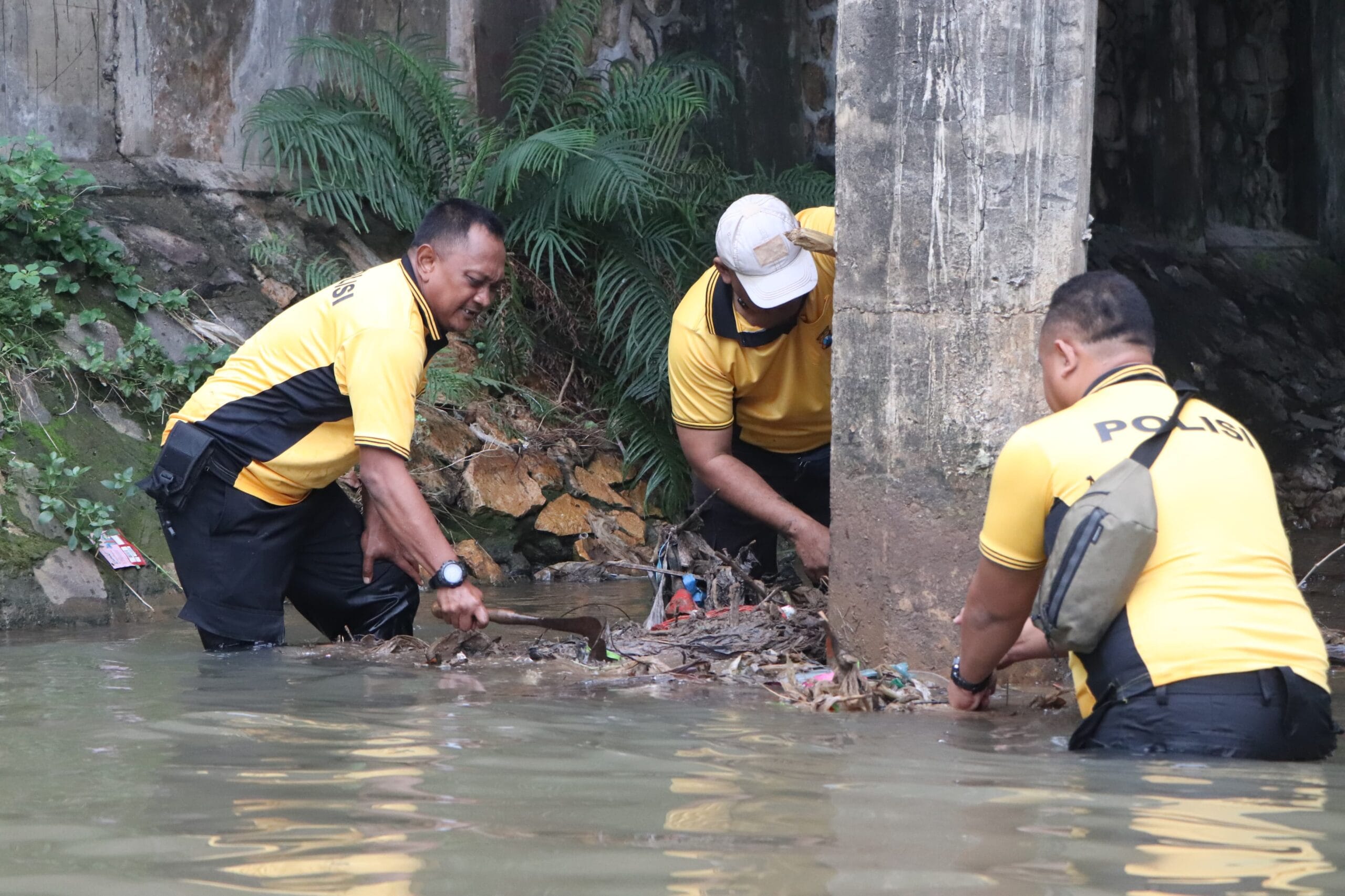 Polres Tuban Wujudkan "Polri Untuk Masyarakat" Lewat Aksi Bersih-Bersih Sungai