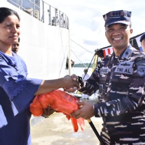 Satgas Trisila-25 TNI AL Bersama Pemda Morotai Gelar Bakti Kesehatan Gratis Di Atas KRI Teluk Wondama-527 Satgas Trisila-25 TNI AL Bersama Pemda Morotai Gelar Bakti Kesehatan Gratis Di Atas KRI Teluk Wondama-527