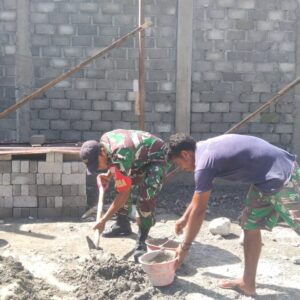 Sentuhan Tangan TNI: Babinsa Bantu Campur Semen Bangun Harapan Warga Sentuhan Tangan TNI: Babinsa Bantu Campur Semen Bangun Harapan Warga