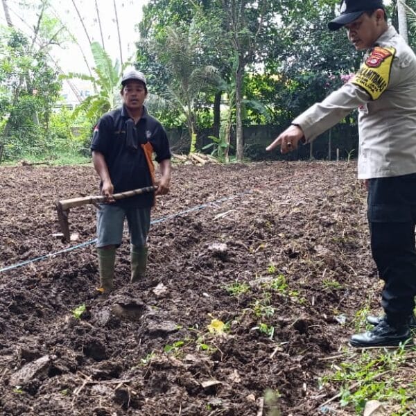 Bhabinkamtibmas Pasir Jaya Ajak Warga Manfaatkan Lahan Kosong untuk Pertanian