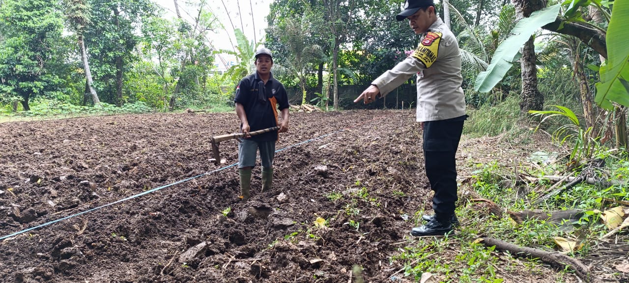 Bhabinkamtibmas Pasir Jaya Ajak Warga Manfaatkan Lahan Kosong untuk Pertanian