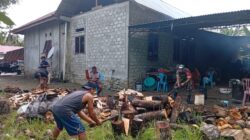 Wujud Kepedulian, Babinsa Koramil 1505-04 Oba Bantu Warga Belah Kayu Bakar