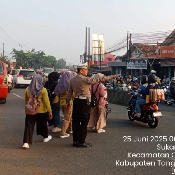Polsek Cikupa Laksanakan Protap Pagi, Wujudkan Kamseltibcar Lantas di Depan PT. Cingluh