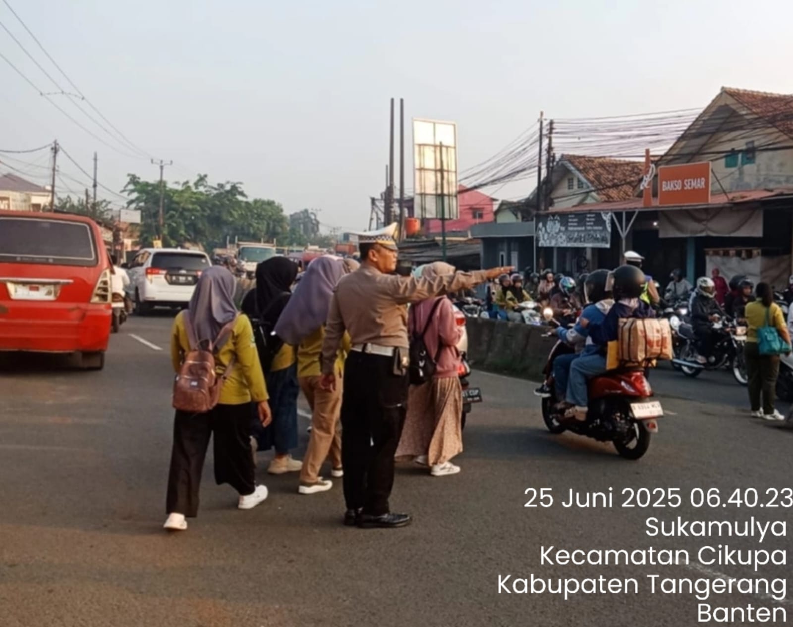 Polsek Cikupa Laksanakan Protap Pagi, Wujudkan Kamseltibcar Lantas di Depan PT. Cingluh