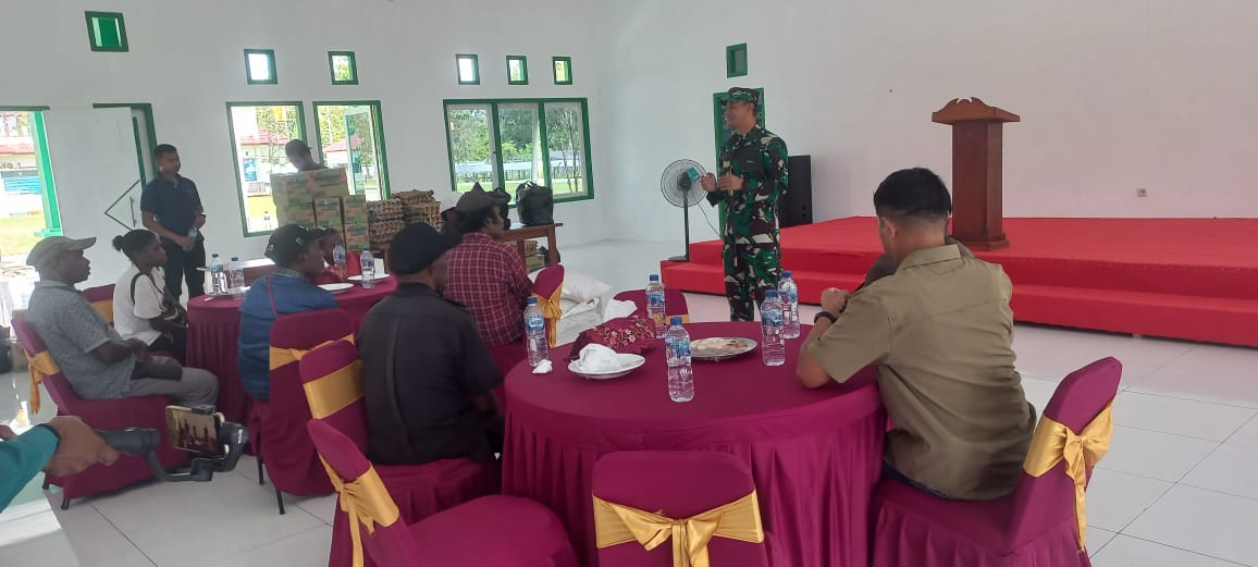 Danrem 172/PWY Salurkan Bantuan Sembako Untuk 11 Kepala Suku di Yahukimo, Perkuat Sinergi dan Kepedulian