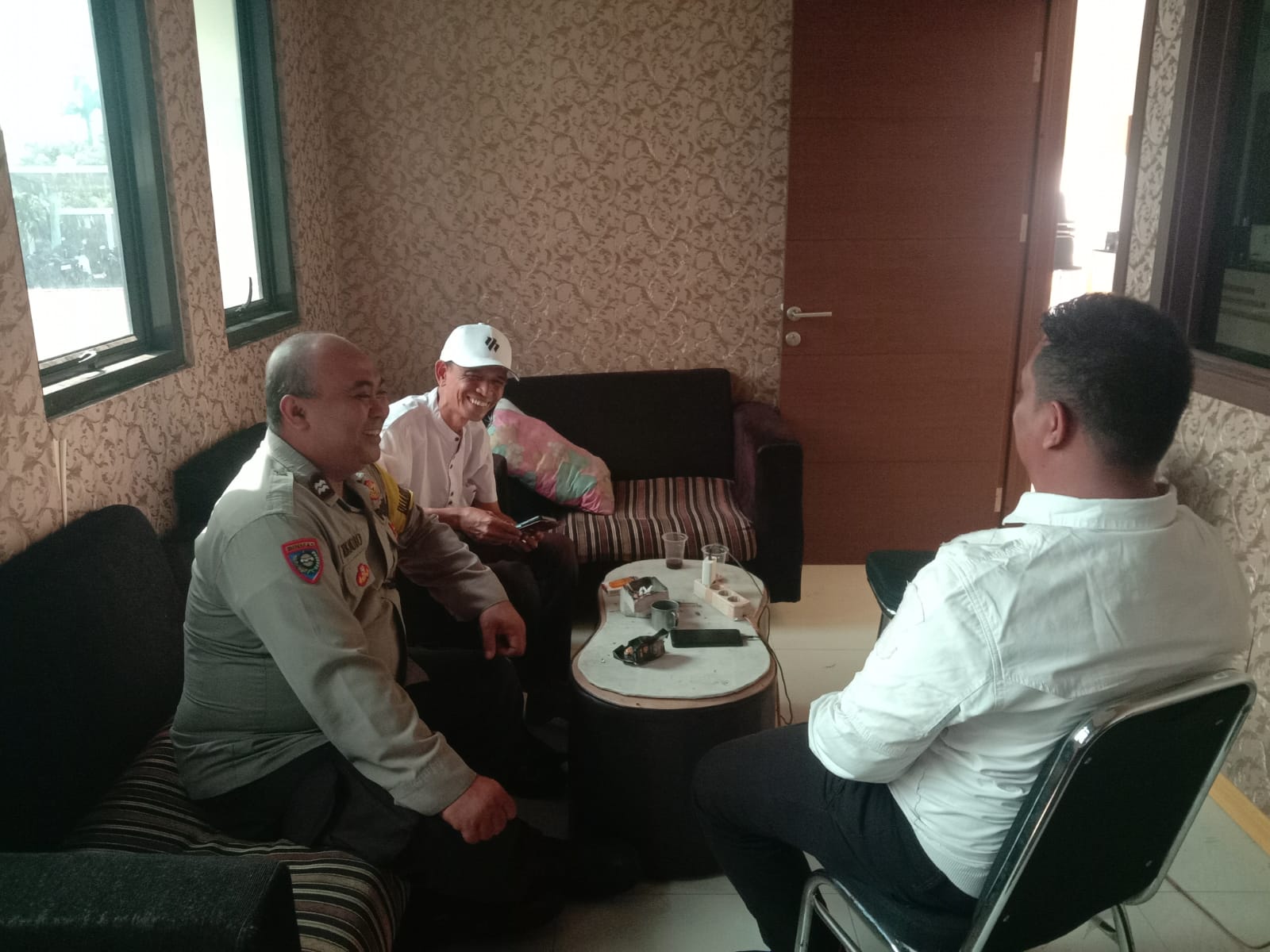 Aiptu Rukmono Sambang ke Kantor Desa: Meningkatkan Sinergi dengan Perangkat Desa