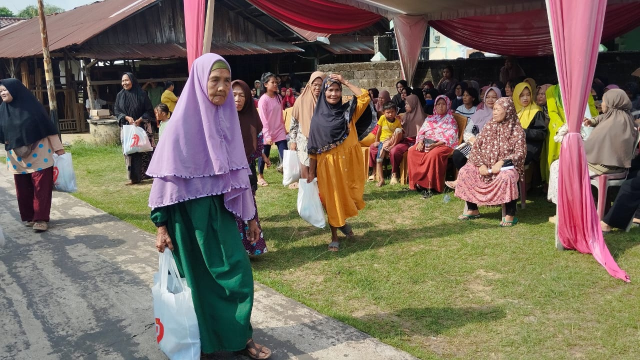 Polda Sumsel Salurkan Bansos HUT Bhayangkara ke-79 di Bukit Sangkal