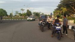Isak Tangis Sambut Jenazah Haji Abdulrahman Tiba di Sorong PBD