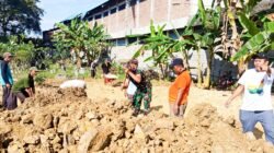 Bersama Warga Tlumbung, Babinsa Sumberrejo Bojonegoro Bersih-Bersih Area Makam