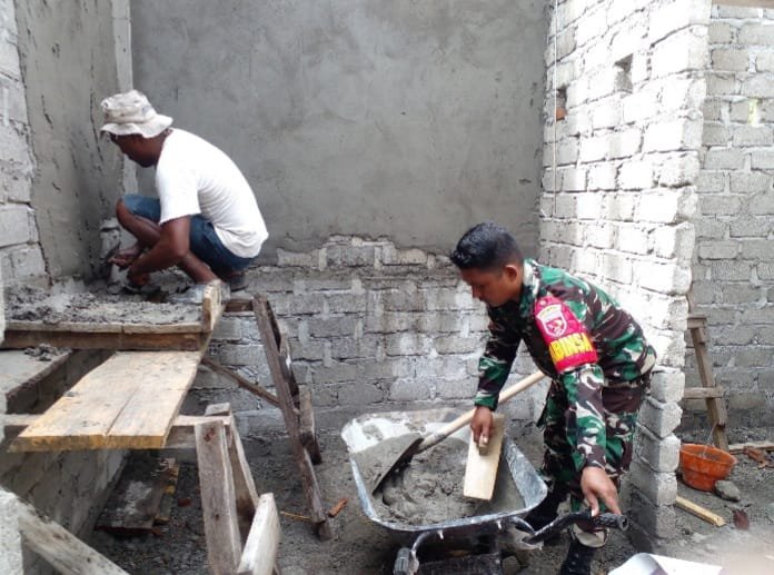 TNI Peduli, Babinsa Bantu Plester Dinding Rumah Warga