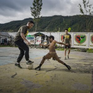 Kembangkan Bakat Anak Papua Sejak Dini, Satgas Yonif 715/Mtl Ajak Bermain Sepakbola Kembangkan Bakat Anak Papua Sejak Dini, Satgas Yonif 715/Mtl Ajak Bermain Sepakbola