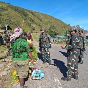 Semangat Bangkitkan Perekonomian Puncak Jaya, Satgas Yonif 715/Mtl Berkeliling Borong Hasil Bumi Masyarakat Semangat Bangkitkan Perekonomian Puncak Jaya, Satgas Yonif 715/Mtl Berkeliling Borong Hasil Bumi Masyarakat
