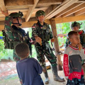 Anjangsana Penuh Kasih Satgas Yonif 126/KC: Bermain, Berbagi, dan Peduli Kesehatan Warga Kombut Anjangsana Penuh Kasih Satgas Yonif 126/KC: Bermain, Berbagi, dan Peduli Kesehatan Warga Kombut