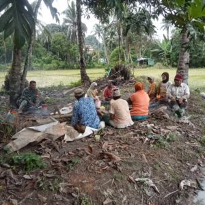 Manfaatkan Waktu Istirahat untuk Bersenda Gurau, Babinsa dan Petani Saling Eratkan Tali Silaturahmi Manfaatkan Waktu Istirahat untuk Bersenda Gurau, Babinsa dan Petani Saling Eratkan Tali Silaturahmi