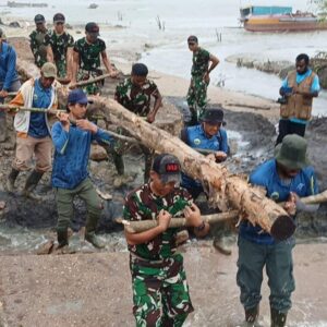 TNI, Warga, dan Balai Taman Nasional Wasur Gotong Royong Bangun Akses Kehidupan di Pedalaman Merauke lewat Jembatan Tradisional TNI, Warga, dan Balai Taman Nasional Wasur Gotong Royong Bangun Akses Kehidupan di Pedalaman Merauke lewat Jembatan Tradisional