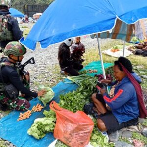 Gairahkan Ekonomi Lokal, Satgas Yonif 715/Mtl Borong Hasil Tani Gairahkan Ekonomi Lokal, Satgas Yonif 715/Mtl Borong Hasil Tani