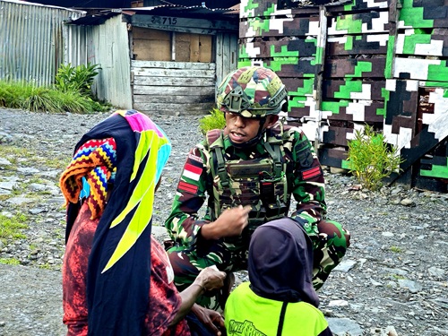 Satgas Yonif 715/Mtl Maksimalkan Layanan Kesehatan Kepada Masyarakat Puncak Jaya