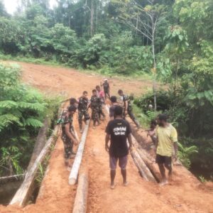 Satgas Yonif 126/KC Bersama Warga Gotong Royong Perbaiki Jembatan Menuju Kampung Wametkapa