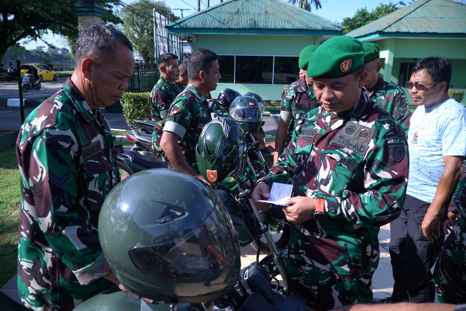 Pastikan Kendaraan Dinas Layak Pakai, Kepala Staf Kodim Lakukan Pengecekan Secara Fisik