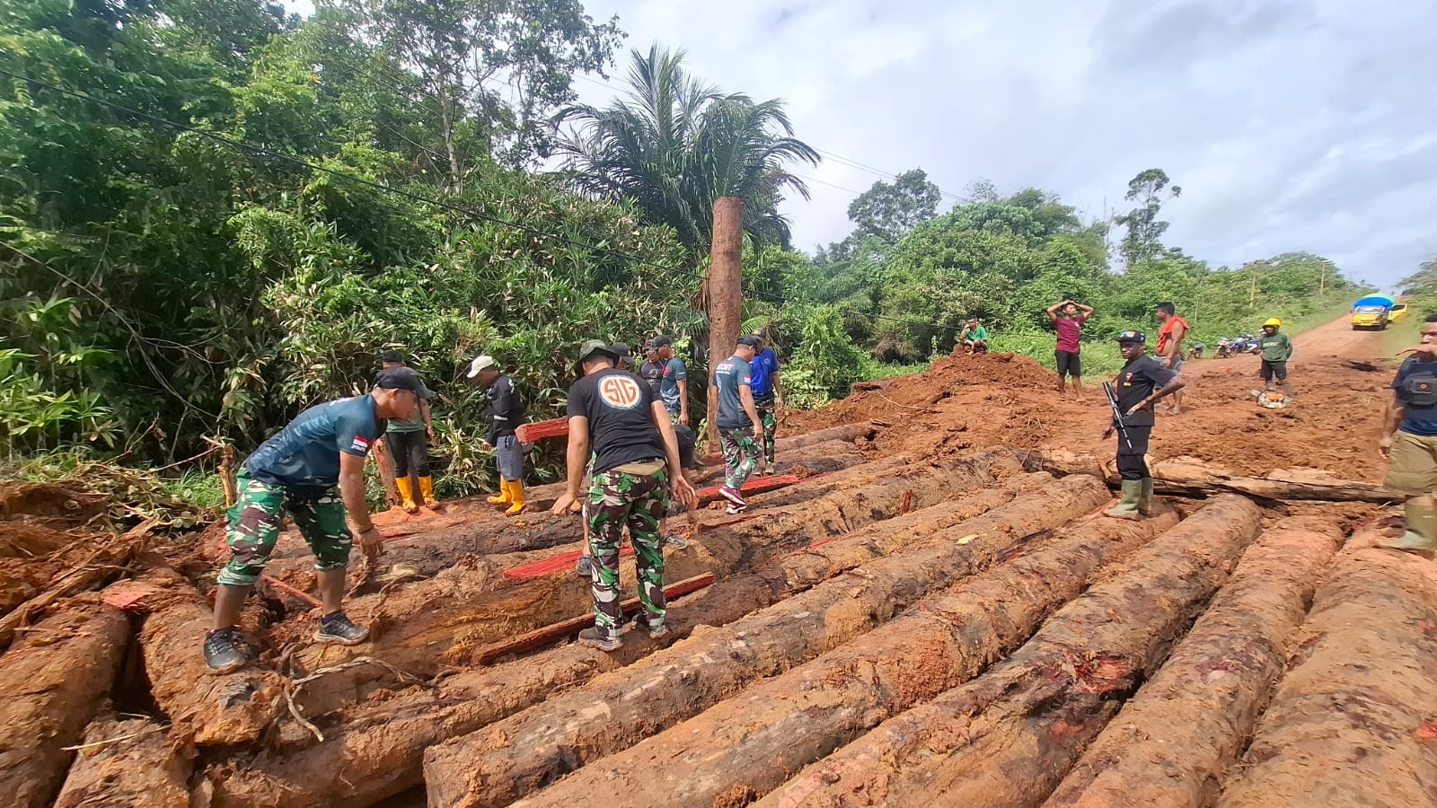 Bhakti TNI Satgas Yonif 312/KH, Bangun Jembatan Demi Kesejahteraan Warga Sipias