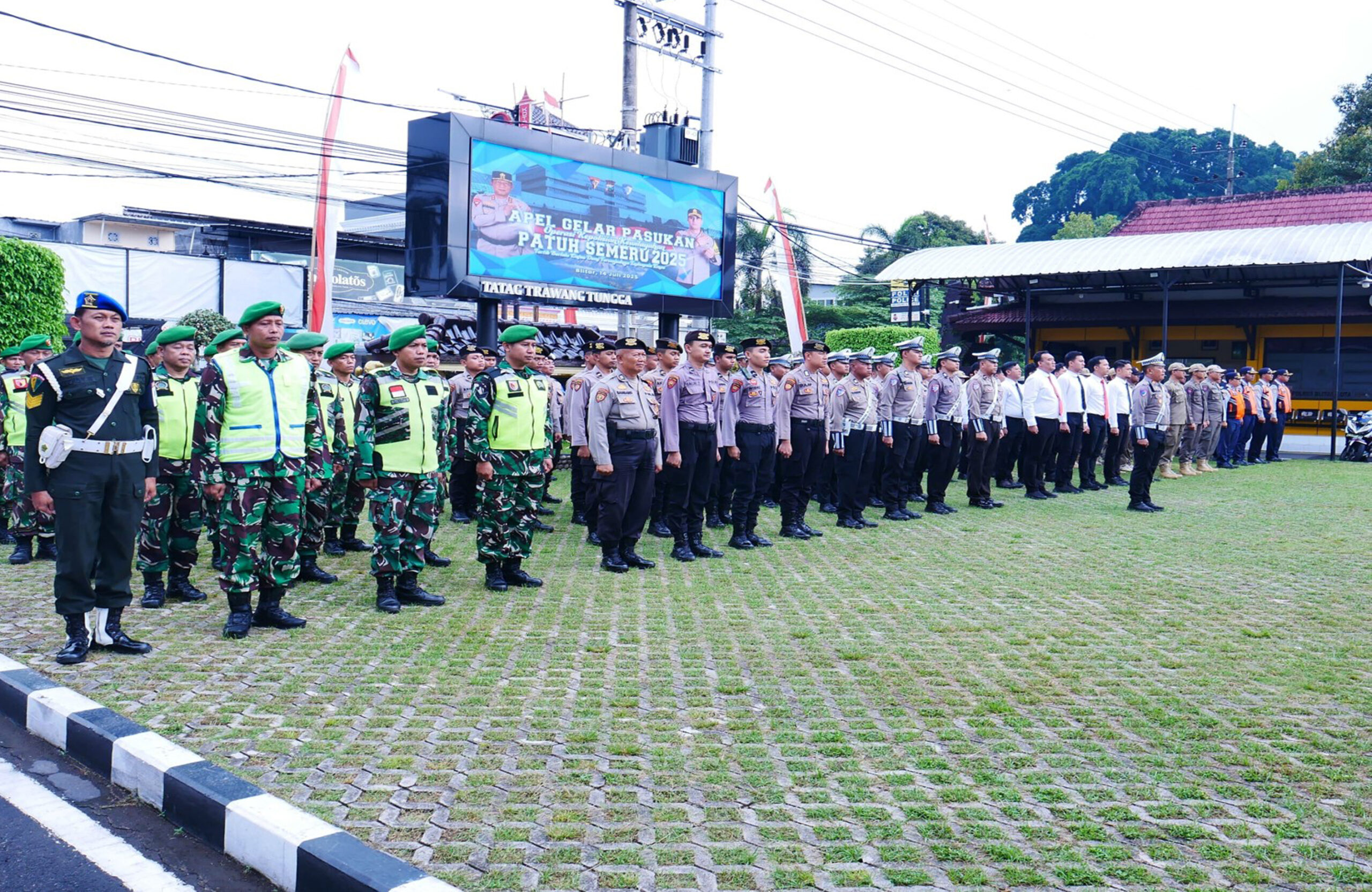Sinergi TNI-POLRI Dalam Apel Gelar Pasukan Operasi Patuh Semeru 2025 Polres Blitar Kota
