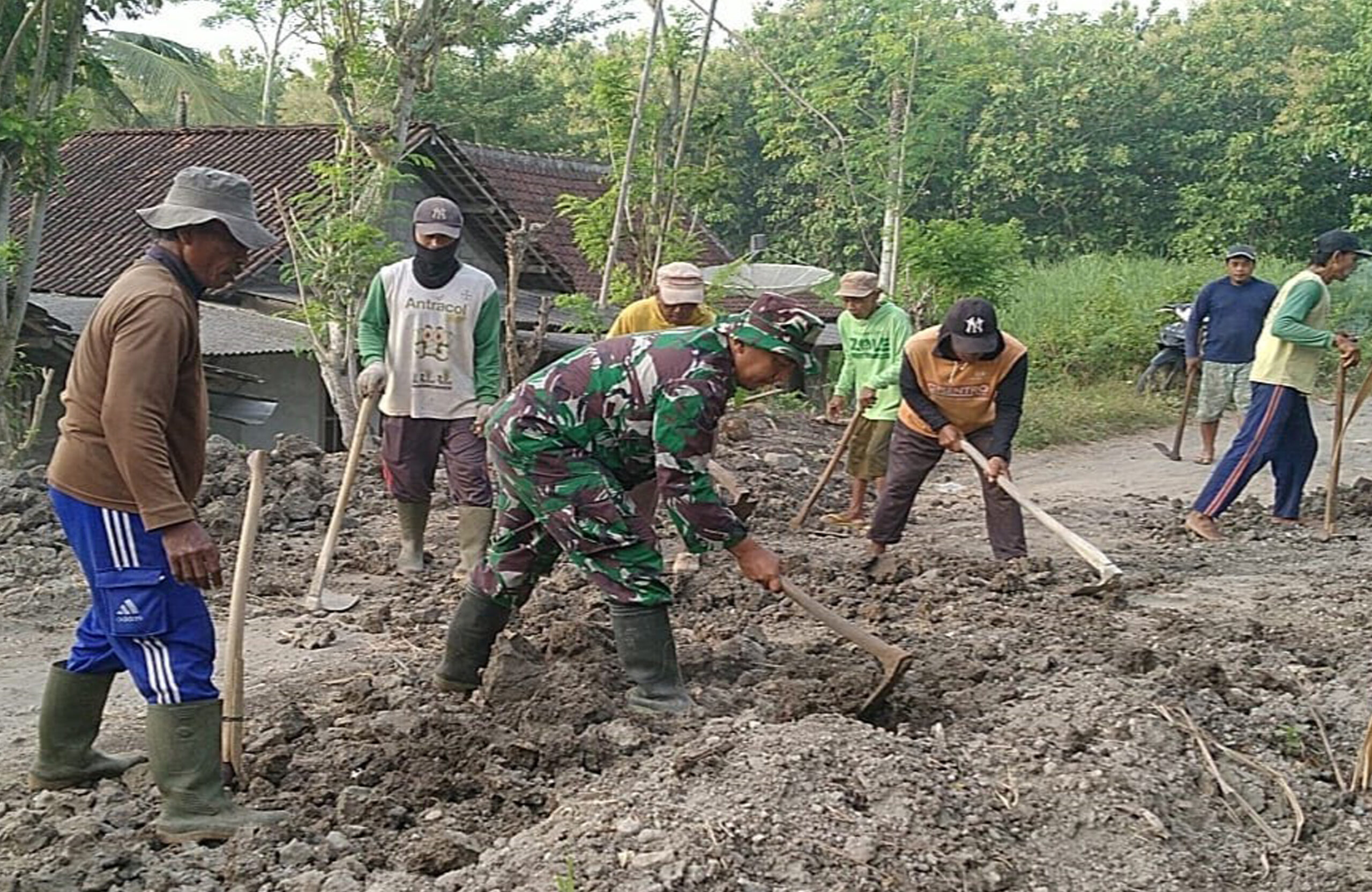 Babinsa Bumiayu Bersama Warga Antusias Gotong Royong Bersihkan Jalan Dusun Banaran