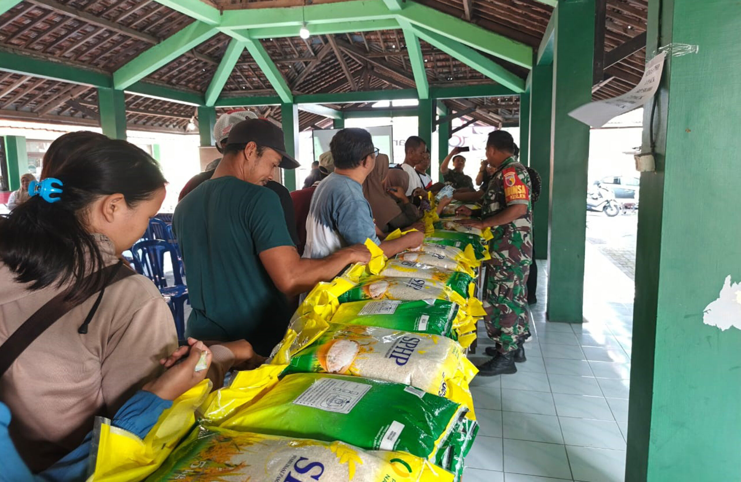 Sinergi TNI Dan Bulog, Kodim 0808 Bersama Warga Srengat ikuti Vidcon Dan Penjualan Beras SPHP