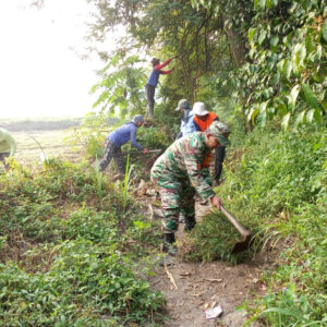 Babinsa Desa Salam Dan Poktan Rukun Makmur Gelar Kerja Bakti Bersihkan Akses Jalan Persawahan Di Dusun Centong Babinsa Desa Salam Dan Poktan Rukun Makmur Gelar Kerja Bakti Bersihkan Akses Jalan Persawahan Di Dusun Centong