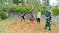 Muspika Bakung Gelar Kerja Bakti Bersih-Bersih Lingkungan Di Sekitar Monumen Trisula