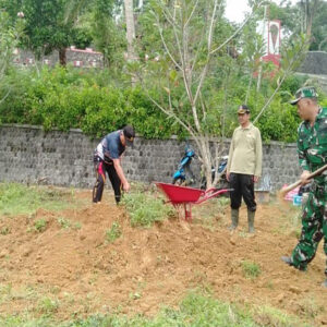 Muspika Bakung Gelar Kerja Bakti Bersih-Bersih Lingkungan Di Sekitar Monumen Trisula