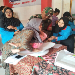 Babinsa Sukorejo Bersama Kader Posyandu dan Puskesmas Gelar Pemeriksaan Kesehatan Menyeluruh di Posyandu ILP 06