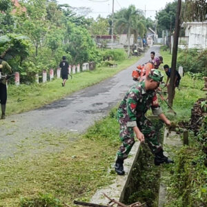 Babinsa Tambakan Bersama Warga Dusun Tekik Gelar Minggu Bersih, Wujudkan Lingkungan Sehat Dan Nyaman